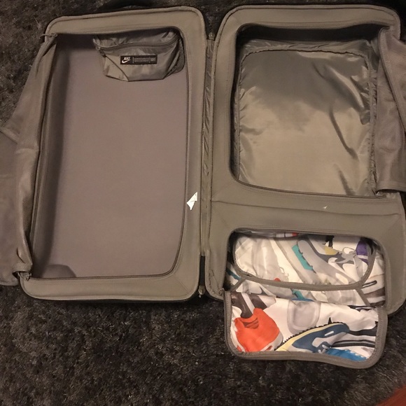 nike suitcase fiftyone49